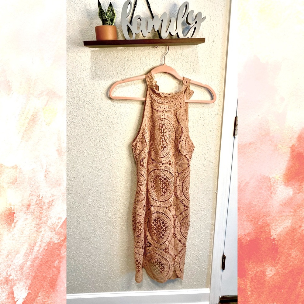 Sleeveless pink lace dress
